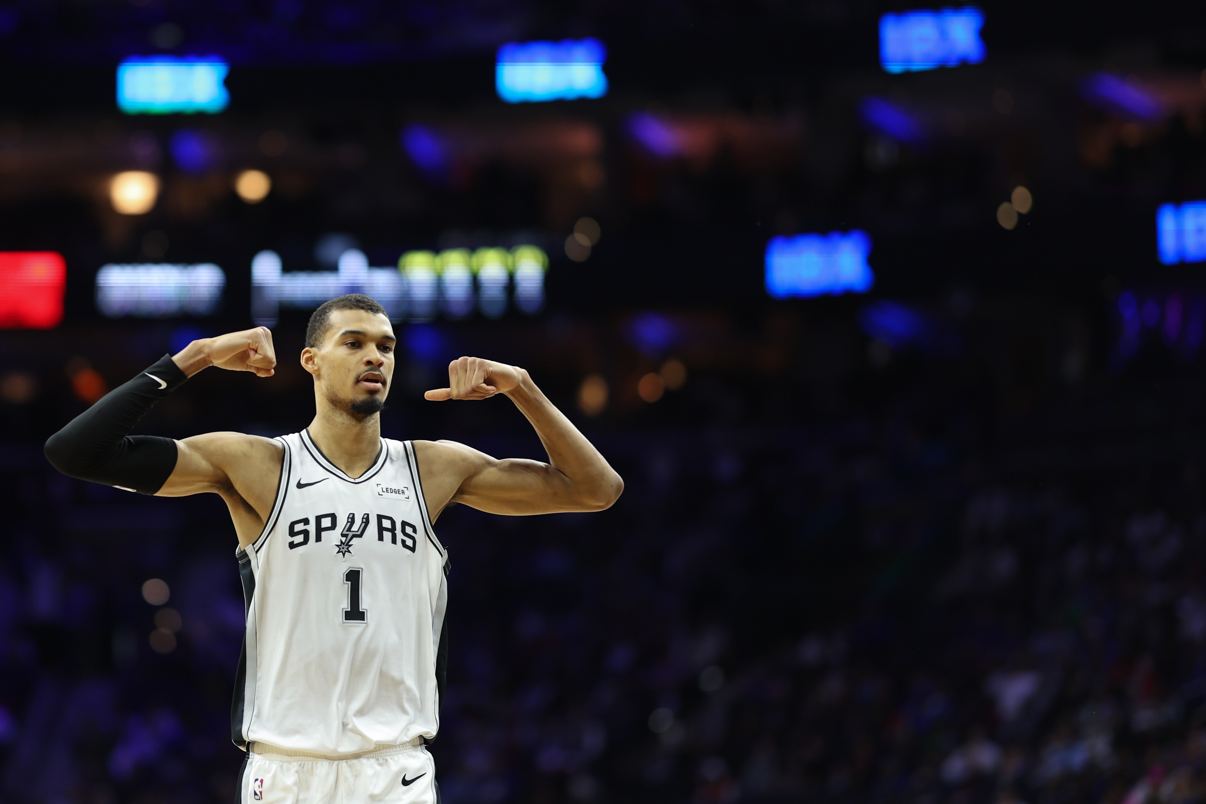 三分15中8!米奇:文班投篮动作自律性很好 让对手防守变得很难